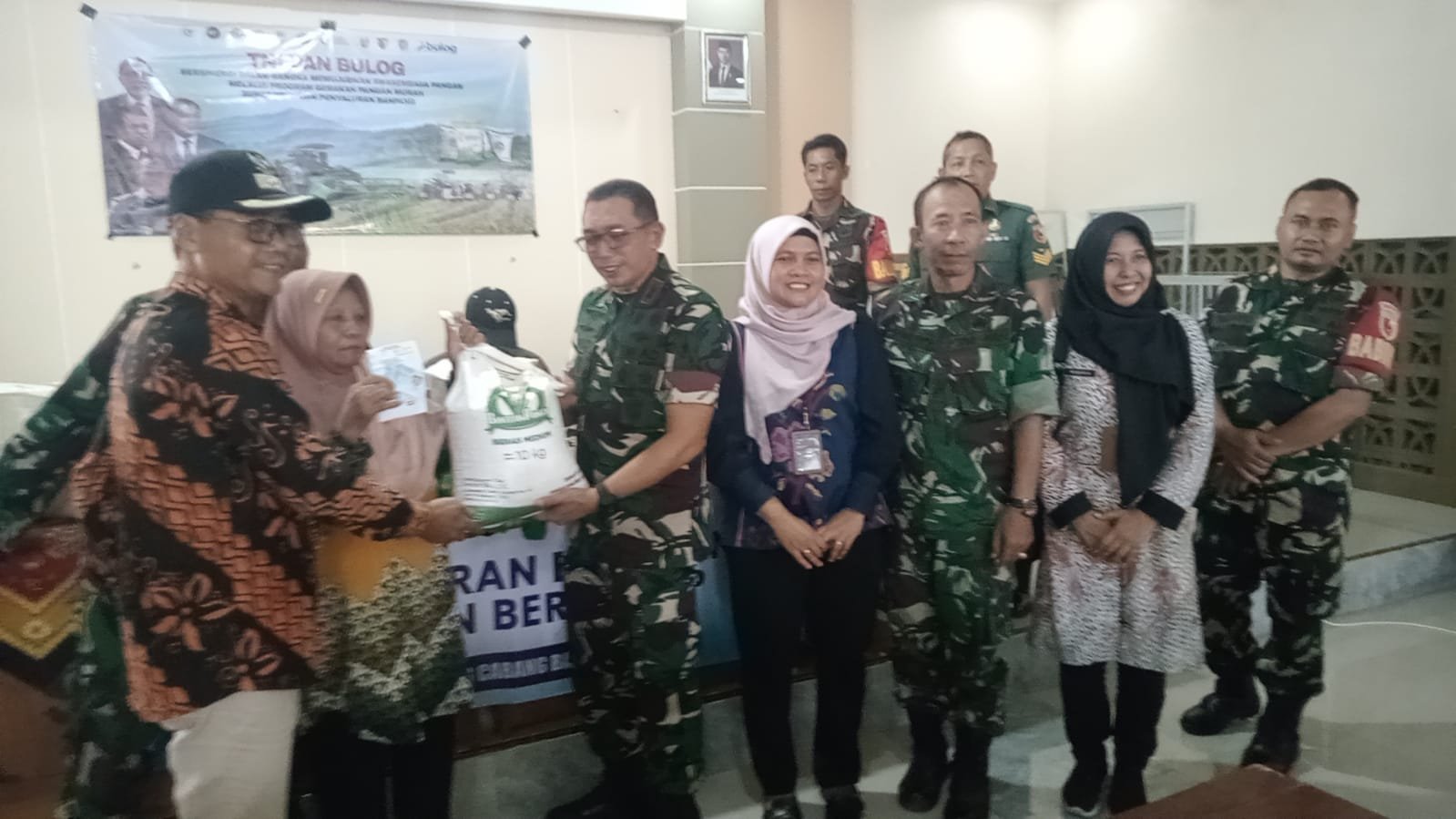 Dandim 0825/Banyuwangi Hadiri Vicon Penyaluran Bantuan Pangan dan SPHP Bersama Menhan dan Panglima TNI