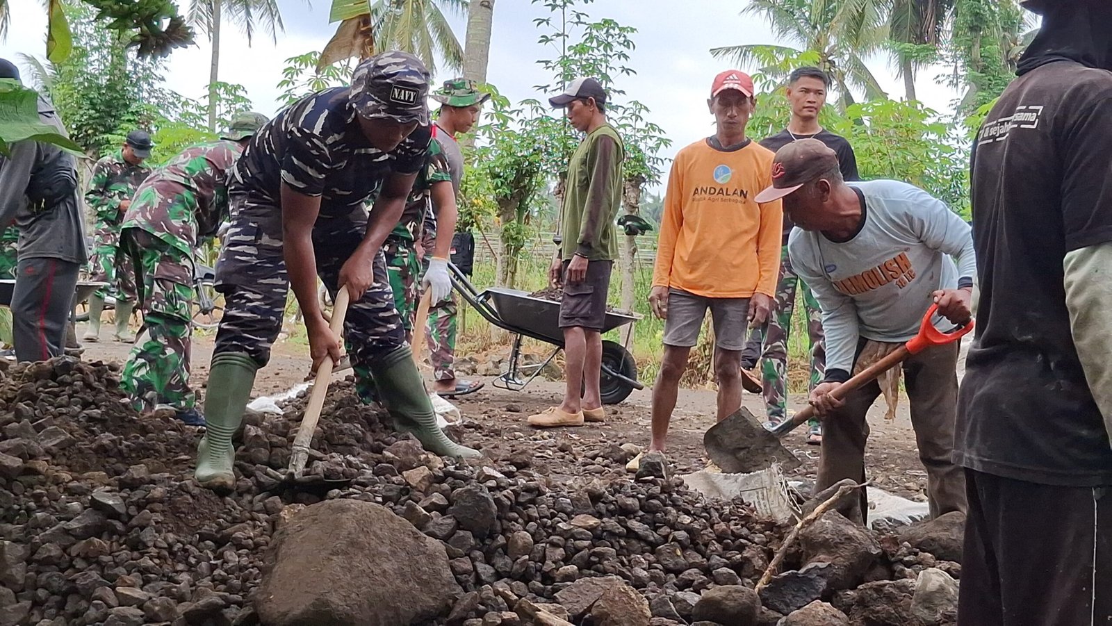 Satgas TMMD Kodim 0825/Banyuwangi Hadirkan Solusi Sederhana di Medan Sulit: Angkong Jadi Kunci Pembangunan