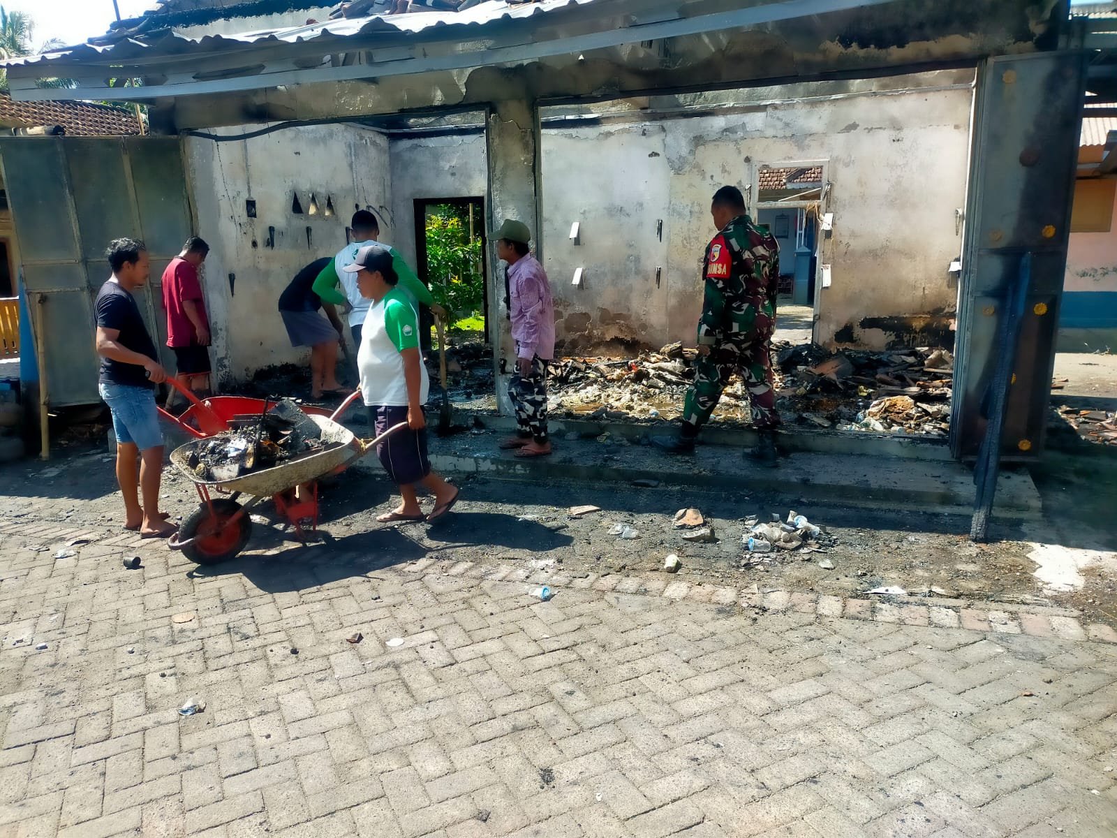 Babinsa Turut Serta dalam Pembersihan Pasca Kebakaran di Desa Kaligondo