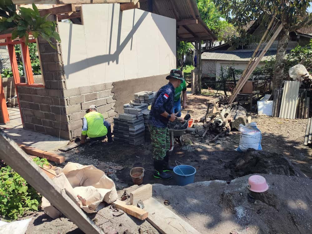 Babinsa Tamansuruh dan Warga Gotong Royong Bedah Rumah Rutilahu Tahun Anggaran 2025 di Dusun Mondoluko