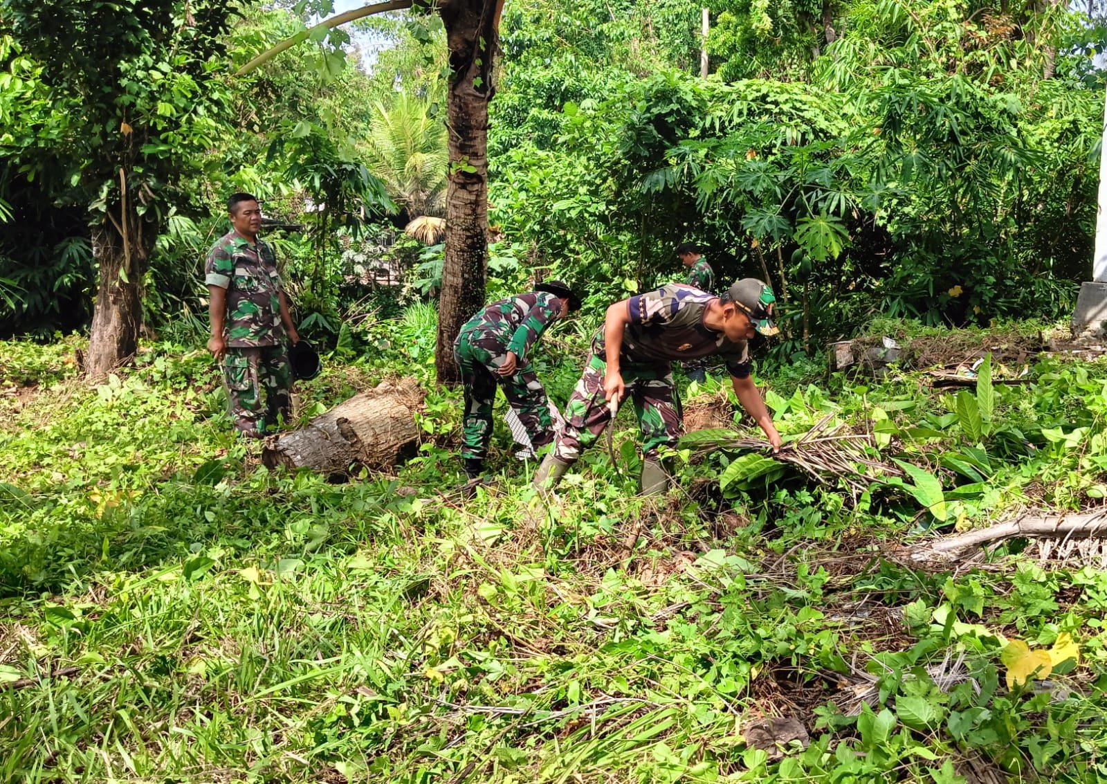 Sinergi Anggota Koramil 0825/04 Genteng-Warga Terjalin Erat, Gotong Royong Ciptakan Desa Bersih