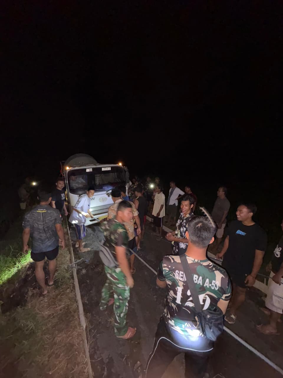Satgas TMMD 126 Bersama Warga Bahu Membahu Mengerjakan Pengecoran Jalan Usaha Tani Sepanjang 220 Meter