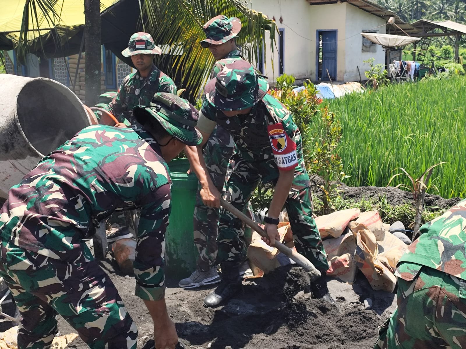 Gotong Royong Mencegah Banjir: Keringat Dansatgas Letkol Czi Bayu Nugroho dan Warga Sulap Krajan IB Lebakharjo Punya Drainase 200 Meter Anti-Genangan