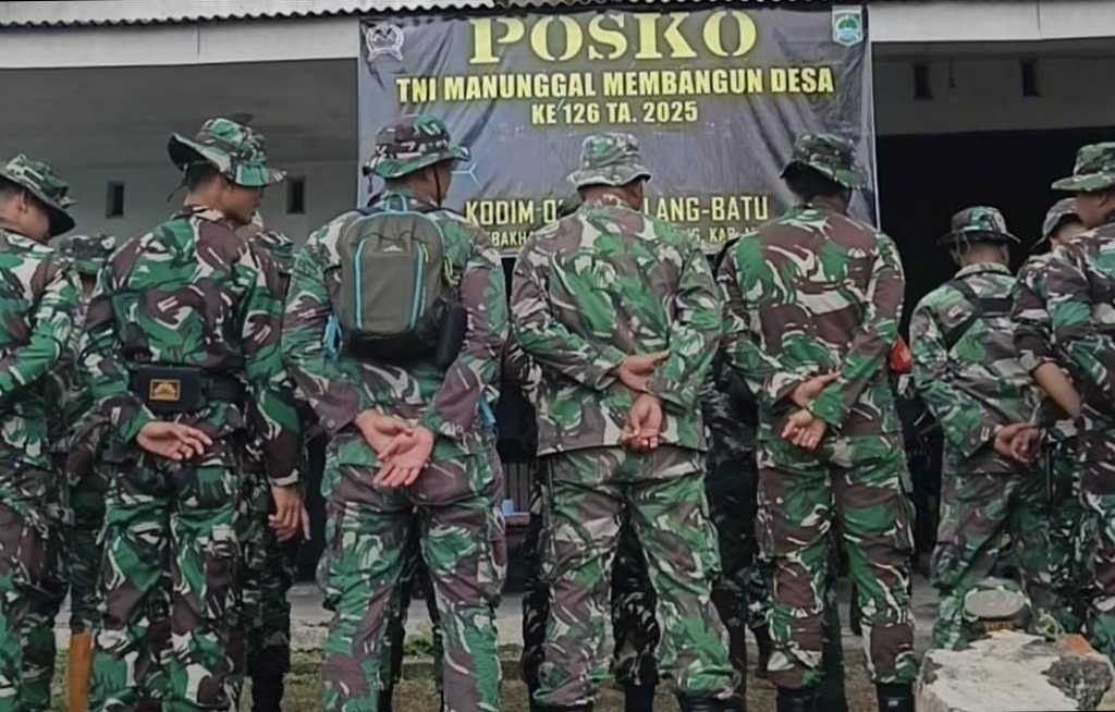 Sebanyak 38 personel Satgas TMMD ke-126 bergerak menuju Dusun Lebaksari, bukan untuk berperang, tapi untuk membangun harapan merenovasi rumah warga