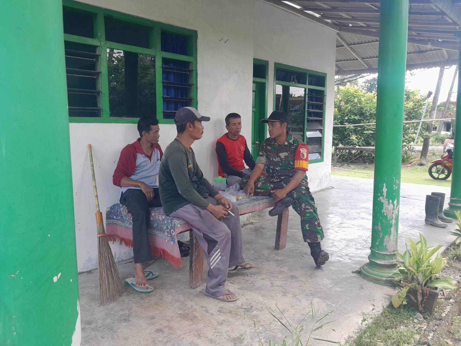 Bukan Sekadar Tegur Sapa, Ini Misi Khusus Babinsa Tegalrejo Masuk ke Rumah Warga di Akhir Pekan