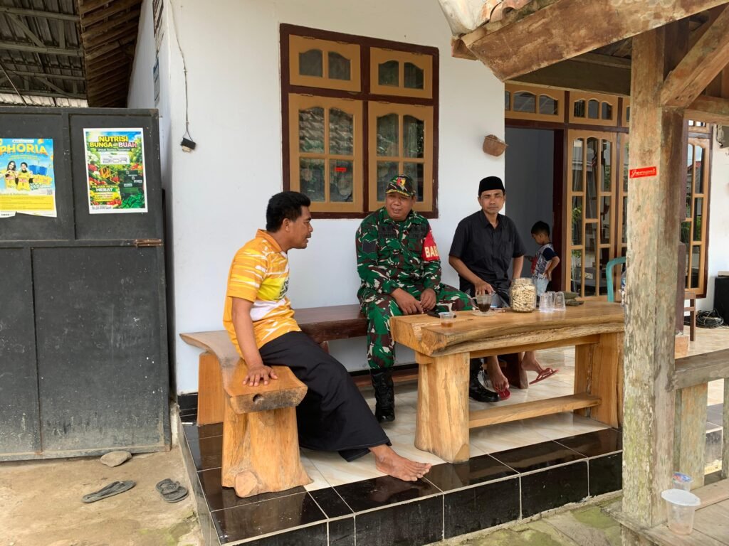 Kunjungi Rumah Warga Binaan, Babinsa Koramil 0825-11/Pesanggaran, Cara Untuk Komunikasi Sosial