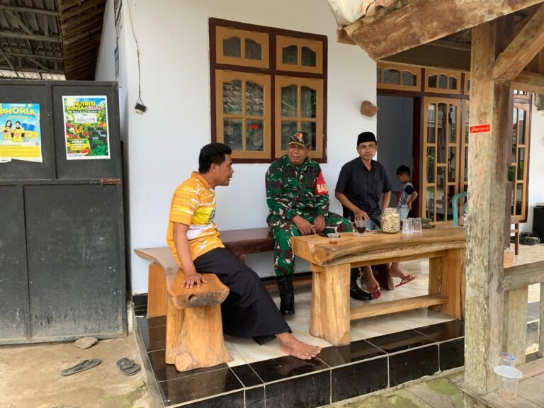 Kunjungi Rumah Warga Binaan, Babinsa Koramil 0825-11/Pesanggaran, Cara Untuk Komunikasi Sosial